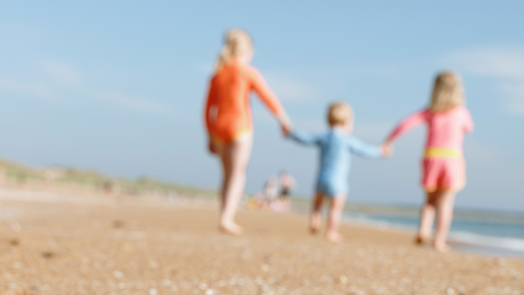 Soleil et famille : les réflexes à adopter pour un été serein